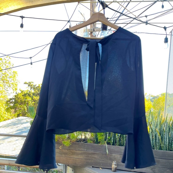 SOLD, Shear Open Back, Bow, Bell Sleeve Top 💫 - Picture 4 of 6
